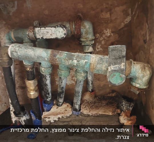 צינורות מתכת חלודים עם ברזים וחיבורים